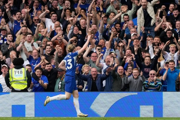 Chelsea ‘tăng tốc’, vượt mặt Man Utd 