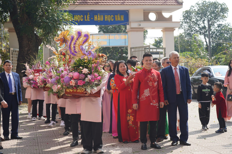 Quang Hải – Chu Thanh Huyền tình tứ trong lễ ăn hỏi