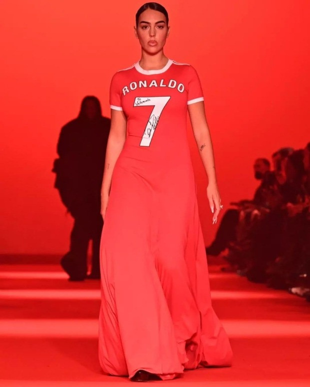 Áo đấu Ronaldo được đưa lên sàn diễn Paris Fashion Week 2024 