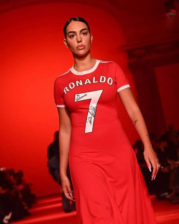 Áo đấu Ronaldo được đưa lên sàn diễn Paris Fashion Week 2024 