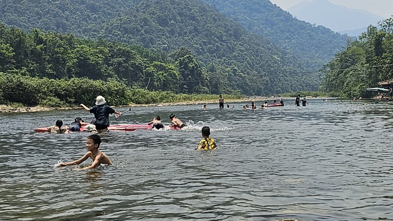 Người dân Hà Tĩnh đổ xô lên suối tắm giải nhiệt 