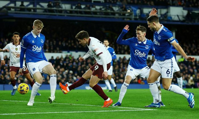 Thắng ngược Everton, Man City gây áp lực lên Liverpool và Arsenal 