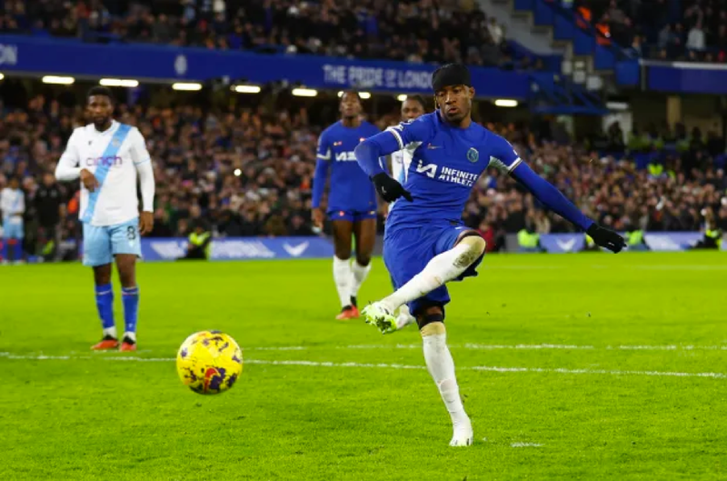 Thắng ‘hú vía’ Crystal Palace, cầu thủ Chelsea ăn mừng điên cuồng