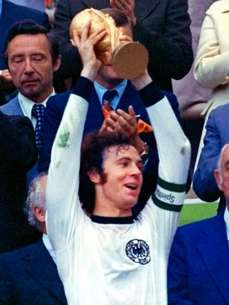 ‘Hoàng đế bóng đá’ Beckenbauer qua đời