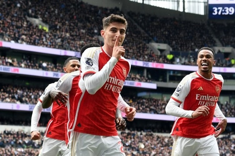 Chùm ảnh: Hỗn loạn sau trận Tottenham – Arsenal, cảnh sát vào cuộc