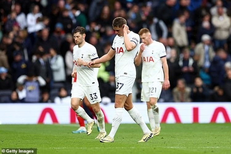 Chùm ảnh: Hỗn loạn sau trận Tottenham – Arsenal, cảnh sát vào cuộc