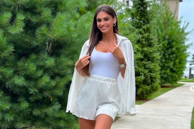 Hoa hậu Serbia gia nhập hội WAGs xinh đẹp Chelsea