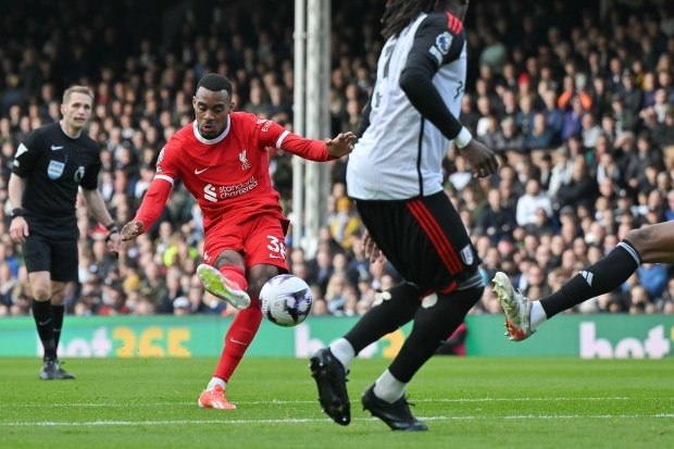 Liverpool soán vị trí Man City, trở lại đường đua vô địch 