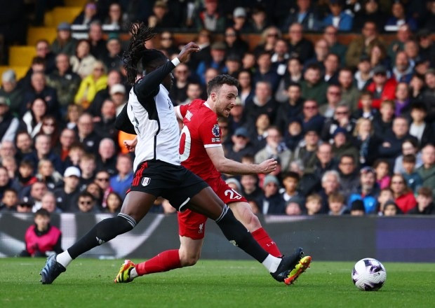 Liverpool soán vị trí Man City, trở lại đường đua vô địch 