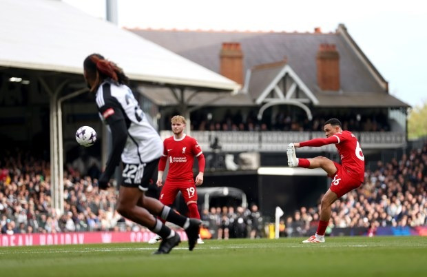 Liverpool soán vị trí Man City, trở lại đường đua vô địch 