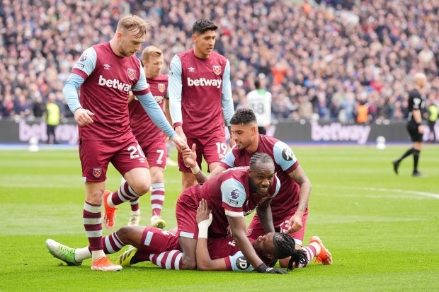 Chùm ảnh: Salah ‘bật’ thầy, Liverpool ‘hết cửa’ vô địch Ngoại hạng Anh 