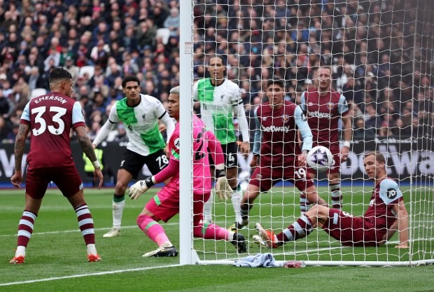 Chùm ảnh: Salah ‘bật’ thầy, Liverpool ‘hết cửa’ vô địch Ngoại hạng Anh 