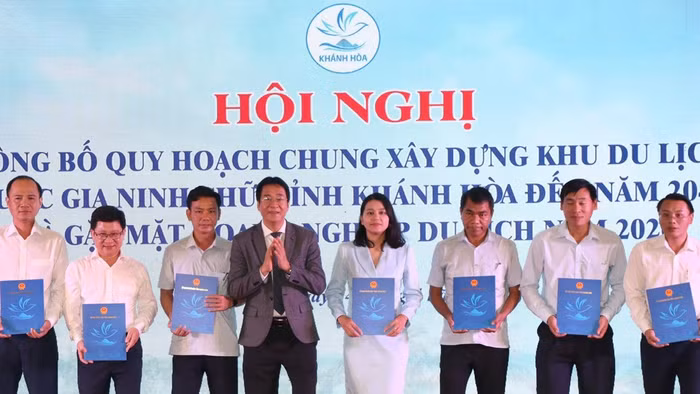 Trao quyết định Phê duyệt chung xây dựng Khu du lịch quốc gia Ninh Chữ cho lãnh đạo UBND xã, phường. Ảnh Duy Quân
