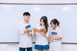 Học sinh Trường THCS-THPT Phenikaa trao đổi về môn Ngữ văn.