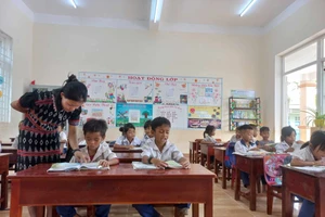 Cô trò Trường Tiểu học - THCS A Xing (xã Lìa, Quảng Trị).