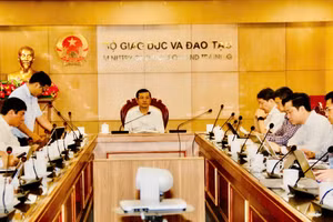 Thứ trưởng Bộ GD&ĐT Nguyễn Văn Phúc chủ trì cuộc họp.