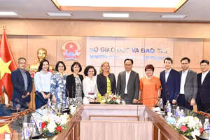 Các đại biểu chụp ảnh lưu niệm.