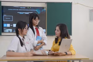 Thầy trò Trường THCS Bế Văn Đàn (Đống Đa, Hà Nội). Ảnh: Xuân Phú.