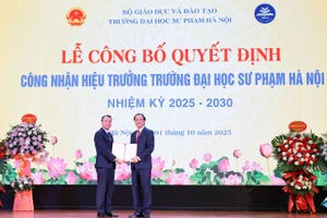 Thứ trưởng Thường trực Bộ GD&ĐT Phạm Ngọc Thưởng trao Quyết định cho PGS.TS Nguyễn Đức Sơn.