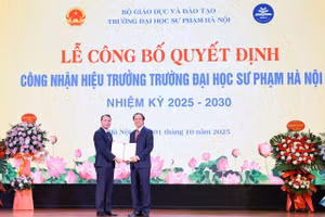 Thứ trưởng Thường trực Bộ GD&ĐT Phạm Ngọc Thưởng trao Quyết định cho PGS.TS Nguyễn Đức Sơn.