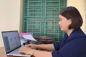 Cô Nguyễn Thị Thu Thảo – giáo viên Trường Tiểu học & THCS Thăng Long (Đông Hưng, Thái Bình) sử dụng học bạ điện tử tích hợp trên Hệ thống SMAS.