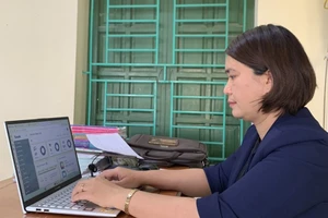 Cô Nguyễn Thị Thu Thảo – giáo viên Trường Tiểu học & THCS Thăng Long (Đông Hưng, Thái Bình) sử dụng học bạ điện tử tích hợp trên Hệ thống SMAS.