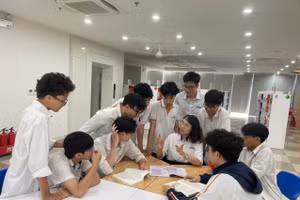 Cô Đình Thị Thủy và học trò trong giờ Ngữ văn.