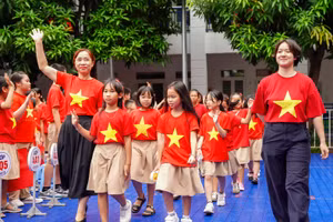 Cô trò trong áo cờ đỏ sao vàng rực rỡ chào mừng 80 năm ngày Quốc khánh.