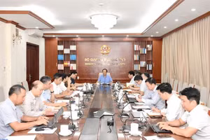 Thứ trưởng Bộ GD&ĐT Phạm Ngọc Thưởng chủ trì buổi làm việc.