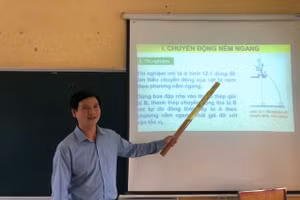 Thầy Lê Văn Hùng trong giờ dạy sử dụng giáo án điện tử.