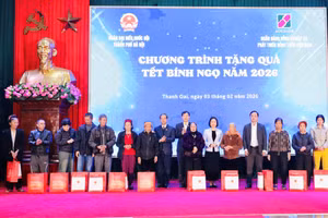 20 phần quà được Bộ trưởng Bộ GD&ĐT Nguyễn Kim Sơn trao tới các gia đình hoàn cảnh đặc biệt khó khăn trên địa bàn xã Thanh Oai nhân dịp Tết Bính Ngọ.