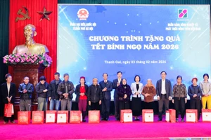 20 phần quà được Bộ trưởng Bộ GD&ĐT Nguyễn Kim Sơn trao tới các gia đình hoàn cảnh đặc biệt khó khăn trên địa bàn xã Thanh Oai nhân dịp Tết Bính Ngọ.