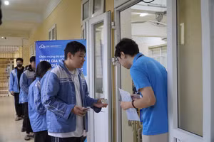 Thí sinh làm thủ tục dự thi CMC-Test tại Trường THPT Cầu Giấy (Hà Nội).