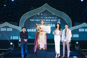 Wang An Nam, HS Trường THCS Ngô Gia Tự nhận phần thưởng khi trở thành quán quân thi Tìm kiếm đại sứ văn hóa Việt Nam - quốc tế.