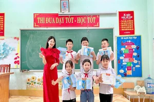 Cô Nguyễn Thị Hoa Liễu và học trò.