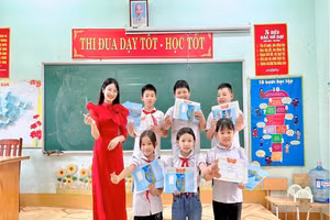 Cô Nguyễn Thị Hoa Liễu và học trò.