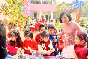 Trải nghiệm "Bé vui hội Xuân" tại Trường Mầm non Ngô Quyền (Bắc Giang).