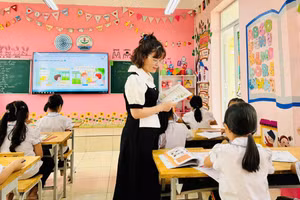 Cô Lê Thị Thanh Huyền và học trò trong giờ học tiếng Anh.