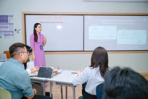 Cô Vũ Thị Loan chia sẻ về dạy học sâu thông qua hình thức dự án liên môn.