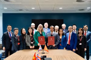 Bộ trưởng Bộ GD&ĐT Nguyễn Kim Sơn và Bộ trưởng Bộ Kỹ năng Vương quốc Anh Baroness Smith ký ý định thư hợp tác