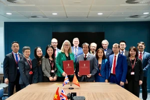 Bộ trưởng Bộ GD&ĐT Nguyễn Kim Sơn và Bộ trưởng Bộ Kỹ năng Vương quốc Anh Baroness Smith ký ý định thư hợp tác