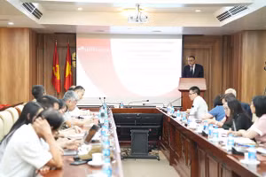 Giáo sư Olivier Poncet chia sẻ tại tọa đàm.