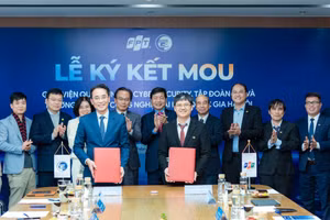 GS. TS Chử Đức Trình - Hiệu trưởng Trường ĐH Công nghệ, ĐHQG Hà Nội và PGS.TS Ngô Xuân Bách - Giám đốc Viện Quantum AI & Cyber Security trao thỏa thuận hợp tác.