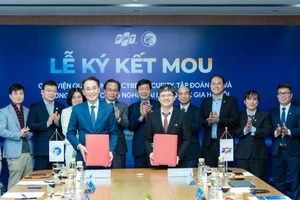 GS. TS Chử Đức Trình - Hiệu trưởng Trường ĐH Công nghệ, ĐHQG Hà Nội và PGS.TS Ngô Xuân Bách - Giám đốc Viện Quantum AI & Cyber Security trao thỏa thuận hợp tác.