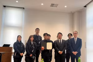 Sinh viên Nguyễn Đăng Khoa (giữa) được trao giấy chứng nhận hoàn thành kỳ thực tập tại công ty Kanto Seiki (Gunma, Nhật Bản).