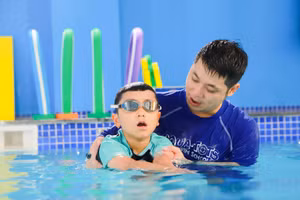 Chương trình bơi Aqua-Tots giúp trẻ xây dựng nền tảng kỹ năng an toàn và kỹ thuật bơi có hệ thống.