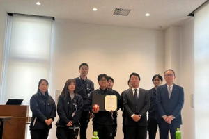 Sinh viên Nguyễn Đăng Khoa (giữa) được trao giấy chứng nhận hoàn thành kỳ thực tập tại công ty Kanto Seiki (Gunma, Nhật Bản).