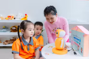 Trẻ trường mầm non Tân Phong trải nghiệm tại thư viện số của trường. Ảnh: Hồ Phúc.