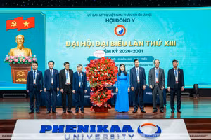 Đại diện Ủy ban Trung ương Mặt trận Tổ quốc Việt Nam TP Hà Nội chúc mừng Ban chấp hành mới của Hội Đông y.