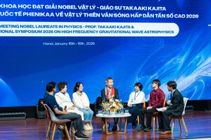 Học sinh giao lưu với nhà khoa học đoạt giải Nobel, thể hiện sự quan tâm nghiêm túc và khát vọng được “bước vào” thế giới nghiên cứu.